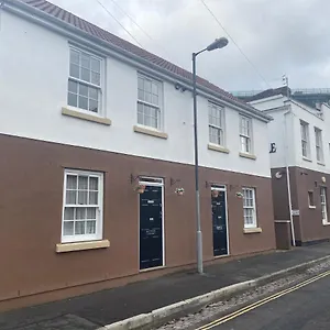 the-ashton-gate-mews.cardiffhotelswales.com/